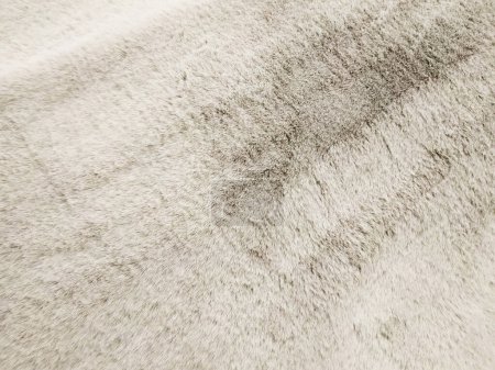 Ropa de cama, alfombra con una esponjosa piel a cuadros. Copiar espacio. Piso tendido, vista superior