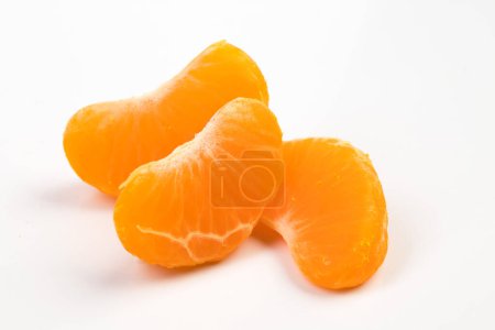 Vereinzelte Zitrussegmente. Sammlung von Mandarinen, Orangen und anderen Zitrusfrüchten geschälte Segmente isoliert auf weißem Hintergrund mit Clipping-Pfad