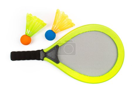Téléchargez les photos : Raquettes, navettes pour badminton enfant sur fond blanc. Le concept du sport et des activités de plein air - en image libre de droit