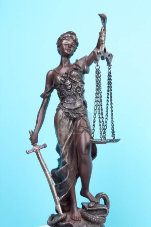 Gesetzeskonzept - offenes Gesetzbuch mit einem hölzernen Richtergabel auf dem Tisch in einem Gerichtssaal oder einer Strafverfolgungsbehörde auf blauem Hintergrund. Kopierraum für Text
