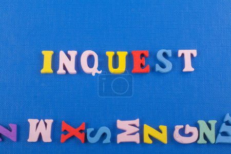 Wort auf blauem Hintergrund bestehend aus bunten Abc-Buchstaben-Block-Holzbuchstaben, Kopierfläche für Anzeigentext. Englisches Konzept lernen