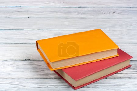 Téléchargez les photos : Livres multicolores sur une table en bois blanc - en image libre de droit