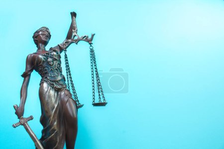 Foto de Concepto de ley: libro de leyes abierto con un mazo de jueces de madera sobre la mesa en una sala de tribunal o en una oficina de aplicación de la ley sobre fondo azul. Copiar espacio para texto - Imagen libre de derechos