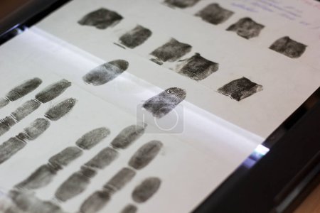 Foto de Escaneando las huellas dactilares de una persona sospechosa en un crimen. - Imagen libre de derechos