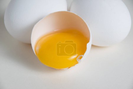 Eier und Eigelb in der Schale isolieren auf weißem Hintergrund.