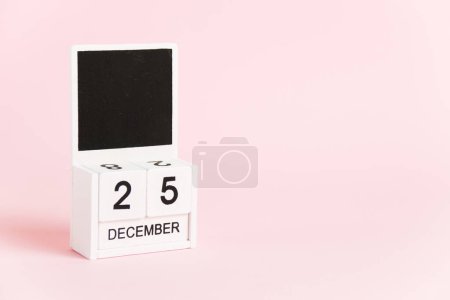 Foto de Navidad, calendario de madera con la fecha 25 de diciembre sobre un fondo rosa. Concepto de celebración de Navidad y Año Nuevo - Imagen libre de derechos