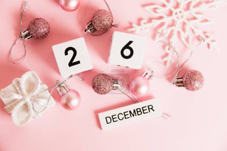 Foto de Flatlay, Boxing Day, calendario de madera con fecha 26 de diciembre y decoraciones de árboles de Navidad sobre fondo rosa. Concepto de celebración de Navidad y Año Nuevo - Imagen libre de derechos