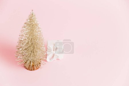 Foto de Decoración navideña y regalo sobre papel rosa con espacio para copiar. Concepto de celebración de Navidad y Año Nuevo - Imagen libre de derechos