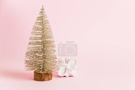 Foto de Decoración navideña y regalo sobre papel rosa con espacio para copiar. Concepto de celebración de Navidad y Año Nuevo - Imagen libre de derechos
