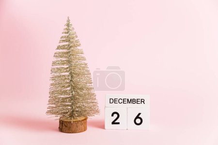 Foto de Decoración navideña y calendario con fecha 26 de diciembre sobre papel rosa con espacio para copiar, Boxing Day. Concepto de celebración de Navidad y Año Nuevo - Imagen libre de derechos