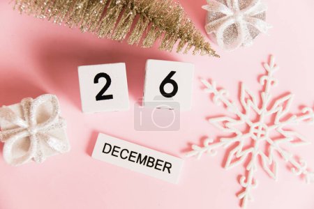 Foto de Flatlay, Boxing Day, decoración navideña y calendario con fecha 26 de diciembre sobre fondo de papel rosa con espacio para copiar. Concepto de celebración de Navidad y Año Nuevo - Imagen libre de derechos