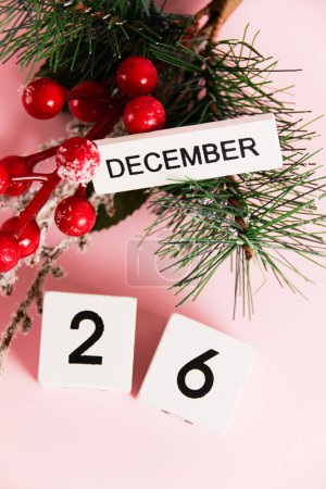 Foto de Flatlay, Boxing Day, decoración navideña, rama de árbol y calendario con fecha 26 de diciembre sobre fondo de papel rosa con espacio para copiar. Concepto de celebración de Navidad y Año Nuevo - Imagen libre de derechos