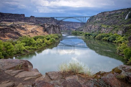 Foto de El puente Perrine se extiende sobre el tranquilo río Snake en Twin Falls, Idaho. - Imagen libre de derechos