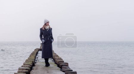 Foto de Mujer en Groynes en el Mar Báltico alemán durante el invierno - Imagen libre de derechos