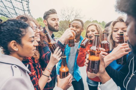 Téléchargez les photos : Amis prendre une bière ensemble griller avec la boisson - en image libre de droit