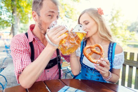 Femme et homme profitant du jardin de bière à Tracht