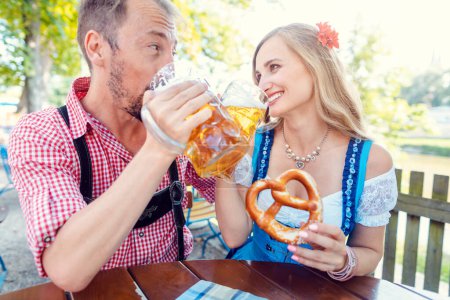 Foto de Mujer y hombre disfrutando del jardín de cerveza en Tracht - Imagen libre de derechos