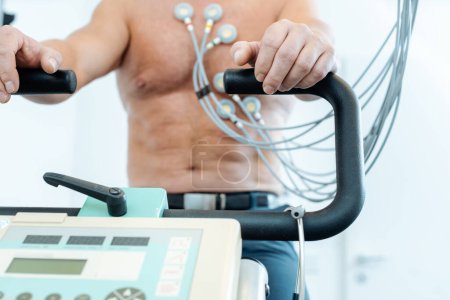 Téléchargez les photos : Patient pendant l'exercice ECG sur vélo stationnaire - en image libre de droit
