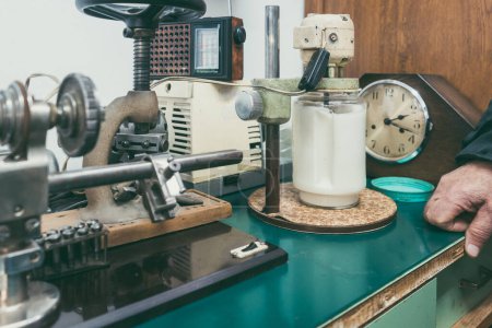 Téléchargez les photos : Outils d'horloger dans son atelier vintage pour le nettoyage des montres - en image libre de droit