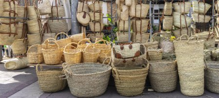 Foto de Varias cestas de mimbre hechas a mano exhibidas al aire libre. - Imagen libre de derechos