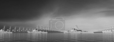 Die ruhige See spiegelt eine Flotte von Schiffen der Küstenwache wider, die in atemberaubendem Schwarz-Weiß gefangen genommen wurden.