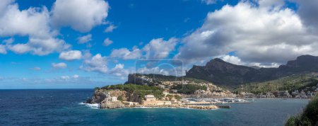 Téléchargez les photos : Vue panoramique imprenable sur le littoral de Port de Sollers, le phare pittoresque et les montagnes du Tramuntana. - en image libre de droit