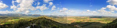 Gran panorama que captura la belleza del Pico de San Salvador, la Cordillera de Tramuntana y la extensión norte de Mallorca