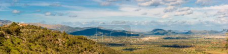 Ausgedehnte Landschaft mit dem San Salvador Peak und der Tramuntana-Kette auf Mallorca