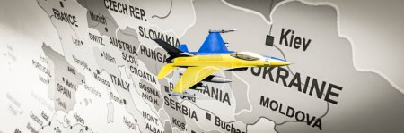 Avión de combate dinámico pintado en colores llamativos sobre el telón de fondo de un mapa europeo a escala de grises con Ucrania en el centro.