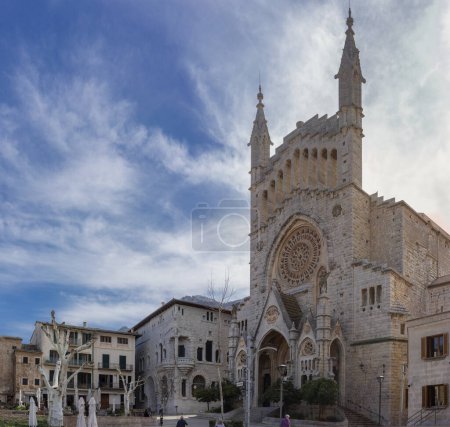 Téléchargez les photos : La majestueuse église royale de Soller capturée par temps clair, mettant en valeur sa splendeur gothique - en image libre de droit