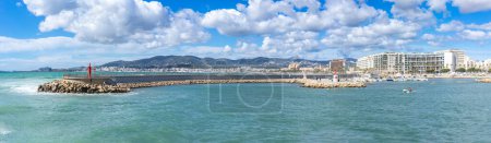 Panorama animé de la baie de Palma de Majorque avec marina active, toile de fond de la ville et eaux méditerranéennes azur