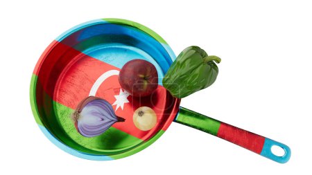 Kochpfanne mit Farben der aserbaidschanischen Flagge gefüllt mit frischem Gemüse für ein ethnisches Gericht.