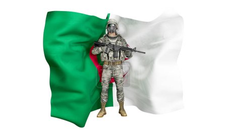 Un imposant soldat en tenue tactique se tient devant le drapeau national algérien.