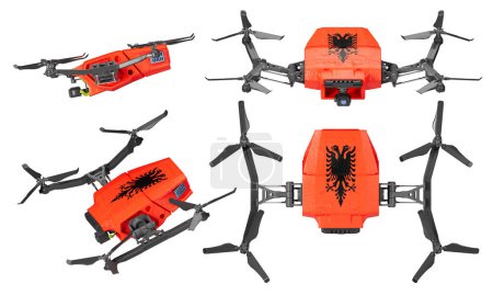Fachmännisch konstruierte Drohnen, jede mit dem ikonischen schwarzen Doppeladler auf rotem Hintergrund, zeigen Präzisionsflüge in dunkler Umgebung.