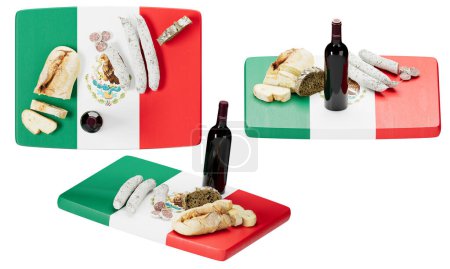 Eine festliche mexikanische kulinarische Darbietung von Brot, Käse und Wurst, ergänzt durch eine Flasche Rotwein, vor dem lebendigen Grün, Weiß und Rot der mexikanischen Flagge