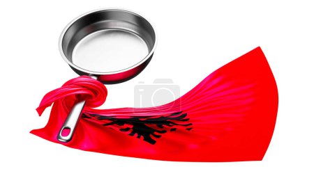 La bandera albanesa se presenta dramáticamente con su icónico águila negra esparcida a través de la vibrante tela roja, cubierta sobre una sartén.
