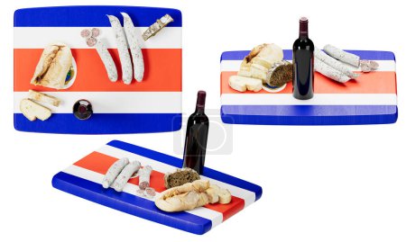 Une délicieuse tartinade de pain costaricain et de saucisses accompagnées de vin rouge, disposées artistiquement sur un plateau de service inspiré du drapeau.