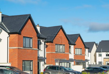 Foto de 14 ENE 2024 - CORK, IRLANDA. Nueva urbanización residencial irlandesa y filas de viviendas unifamiliares en Cork, Irlanda. - Imagen libre de derechos