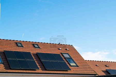 Foto de Paneles solares se ven en el techo de una nueva casa residencial irlandesa en un día soleado. - Imagen libre de derechos