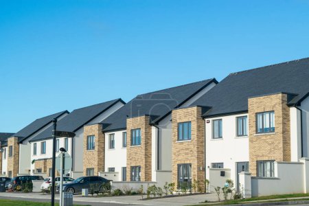Foto de 14 ENE 2024 - CORK, IRLANDA. Nueva urbanización residencial irlandesa y filas de viviendas unifamiliares en Cork, Irlanda. - Imagen libre de derechos