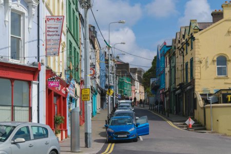 Foto de 2021-04-17 COBH, IRLANDA. Fachadas de edificios residenciales de tonos vibrantes y tranquilos en la encantadora ciudad de Cobh, Irlanda. - Imagen libre de derechos