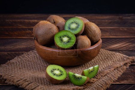 Fruto kiwi sobre fondo de madera. Kiwis jugosos