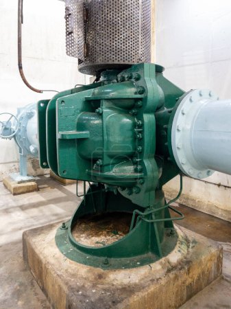 Foto de La bomba de agua de alta presión en la estación de suministro de agua para el servicio en la ciudad pequeña, vista frontal con el espacio de copia. - Imagen libre de derechos