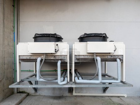 Le grand groupe compresseur du système de climatisation situé derrière la station d'alimentation de la station monorail., vue de face avec l'espace de copie.