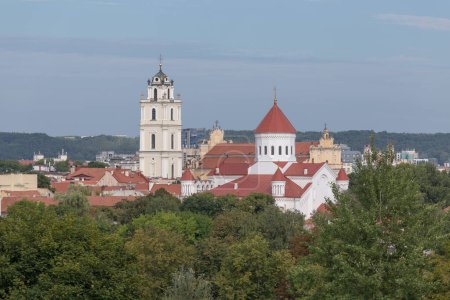 Téléchargez les photos : Vilnius, Lituanie 11 juillet 2023. L'église orthodoxe de la Sainte Mère de Dieu et l'église Campanile de St. Johns - en image libre de droit
