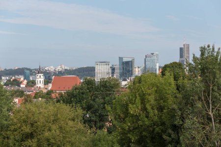 Téléchargez les photos : Vilnius, Lituanie 13 AOÛT 2023. Vue aérienne de la partie moderne d'affaires de la ville - en image libre de droit