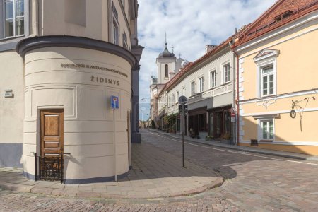 Foto de Vilna, Lituania 13 de agosto de 2023. Calles y arquitectura de Vilnius / Lituania, estrechas calles del casco antiguo - Imagen libre de derechos