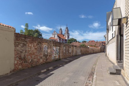 Téléchargez les photos : Vilnius, Lituanie 14 AOÛT 2023. Église Sainte-Catherine et vieux mur de briques, vue arrière-cour - en image libre de droit