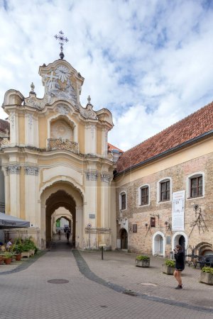 Foto de Vilna, Lituania 13 de agosto de 2023. Puerta del Arco del Monasterio Basiliano en estilo barroco - Imagen libre de derechos