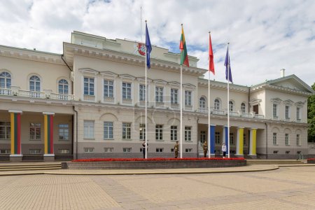 Foto de Vilna, Lituania 13 de agosto de 2023. Palacio Presidencial. Mástiles con banderas - Imagen libre de derechos